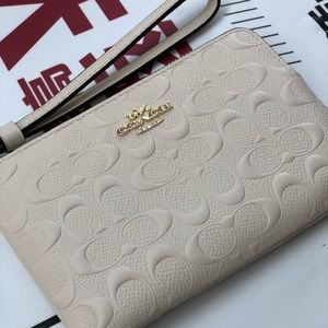 Corner Zip Wristlet In Signature Leather
Chalk